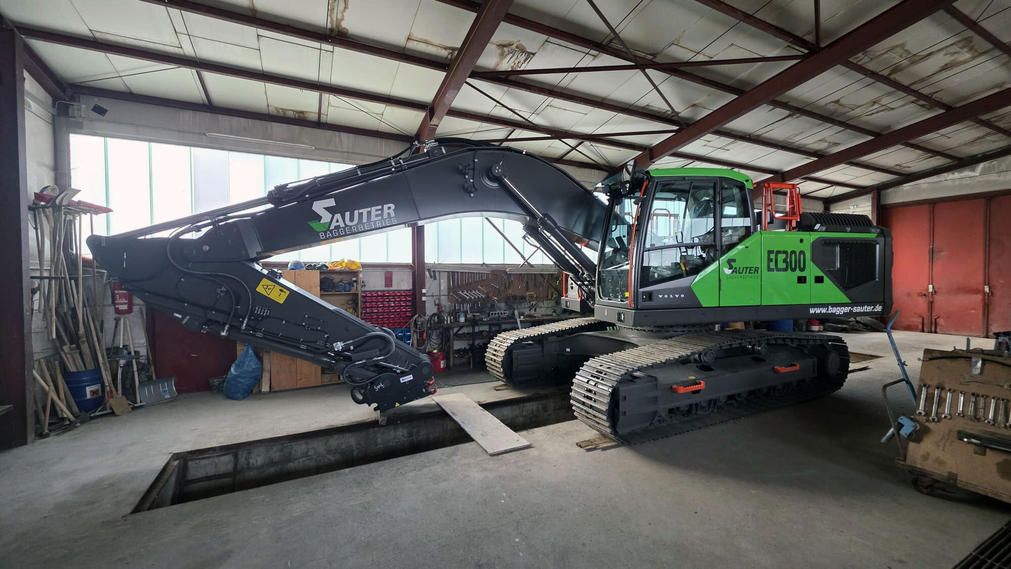 Vollverklebung Bagger Volvo in grün